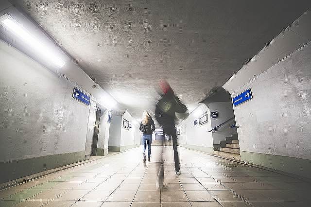 人通りの少ない路地