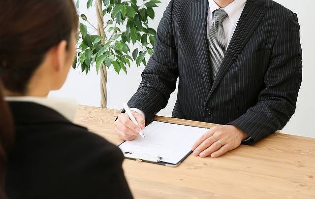イメージ図:アドバイザーに相談している