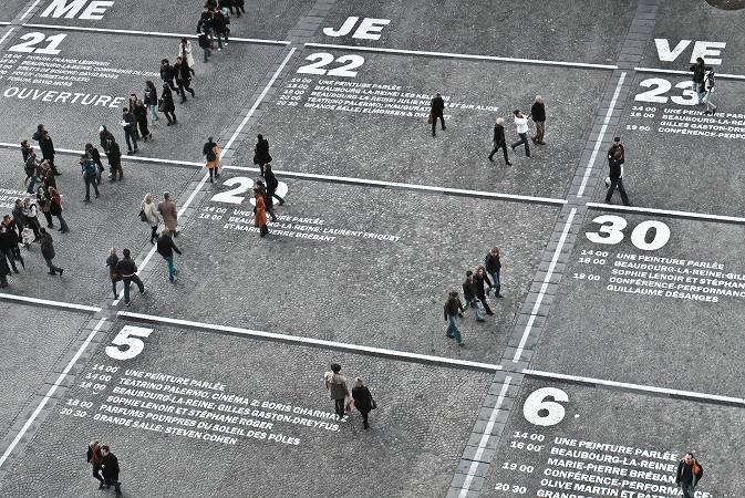 人が時間軸の上を歩いているイメージ