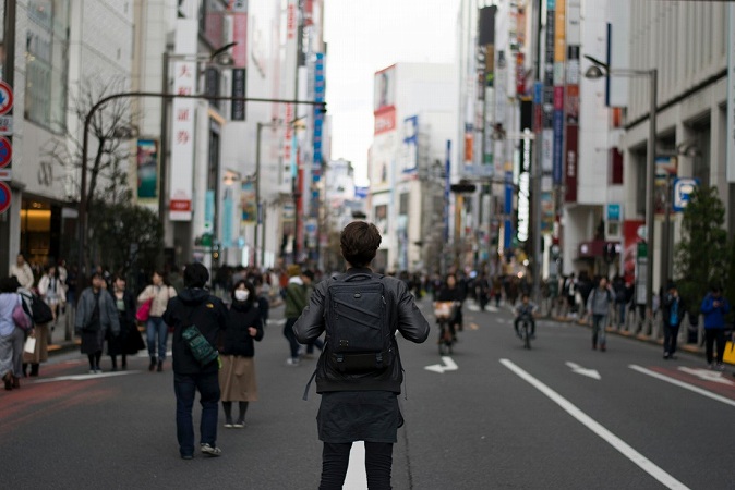 歩き出す男性イメージ