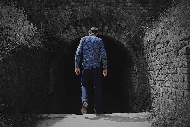 落ち込む男性の後姿
