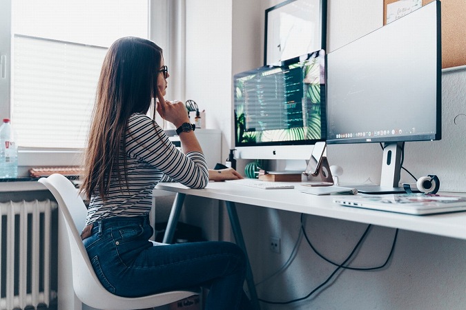 PCに向かう女性のイメージ