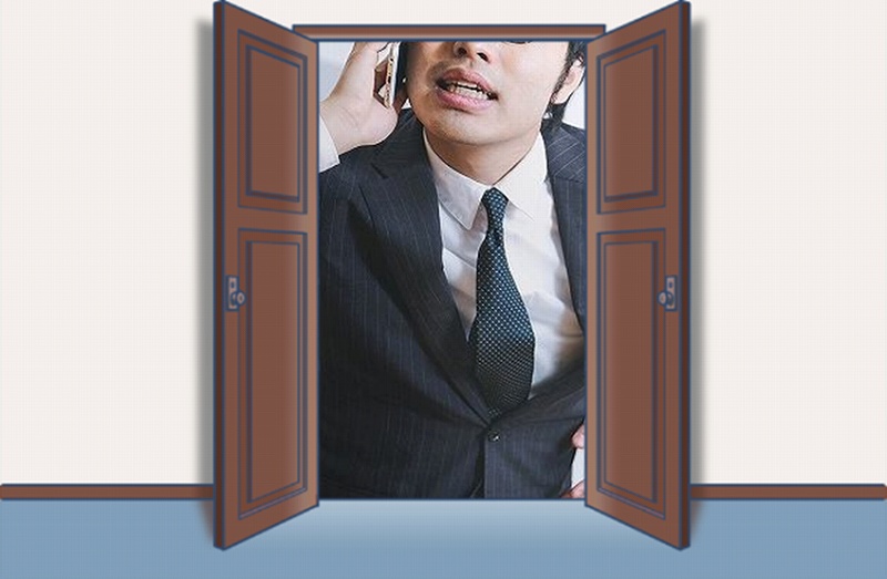 イメージ図:職場での孤立。精神的な不安を抱え始めて。