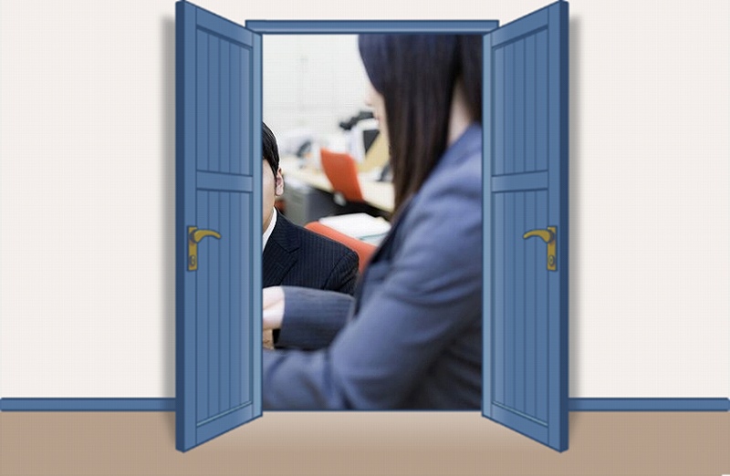 イメージ図:販売職から、事務職。仕事相手はパソコン。そしてときどきストーカー。
