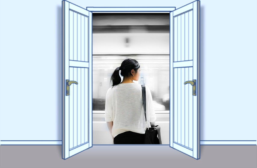 イメージ図:転職を検討し始める女性
