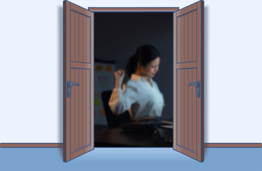 イメージ図:深夜残業をする女性