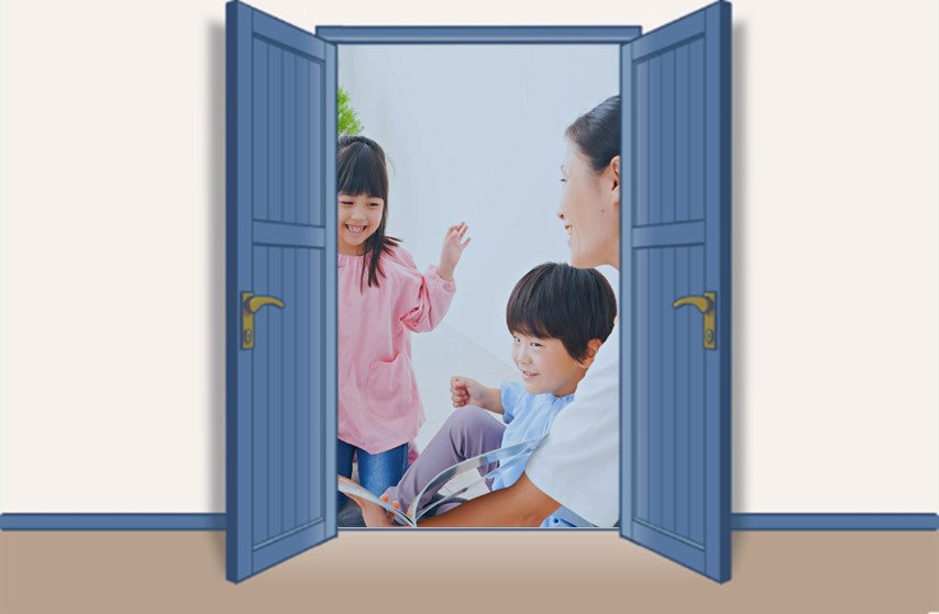 イメージ図:保育士として絵本の読み聞かせをする女性