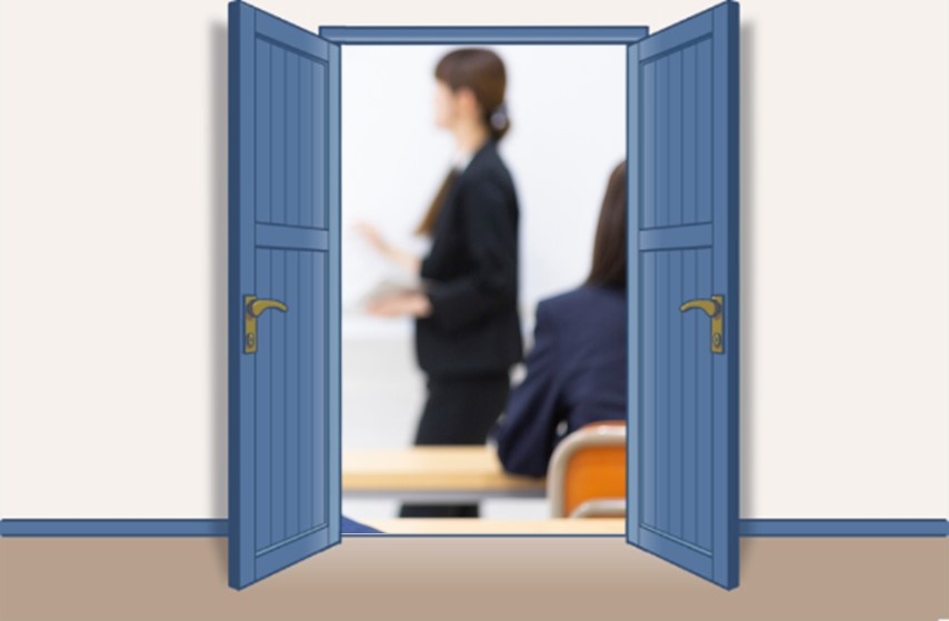 イメージ:学習塾の塾講師として働く20代女性