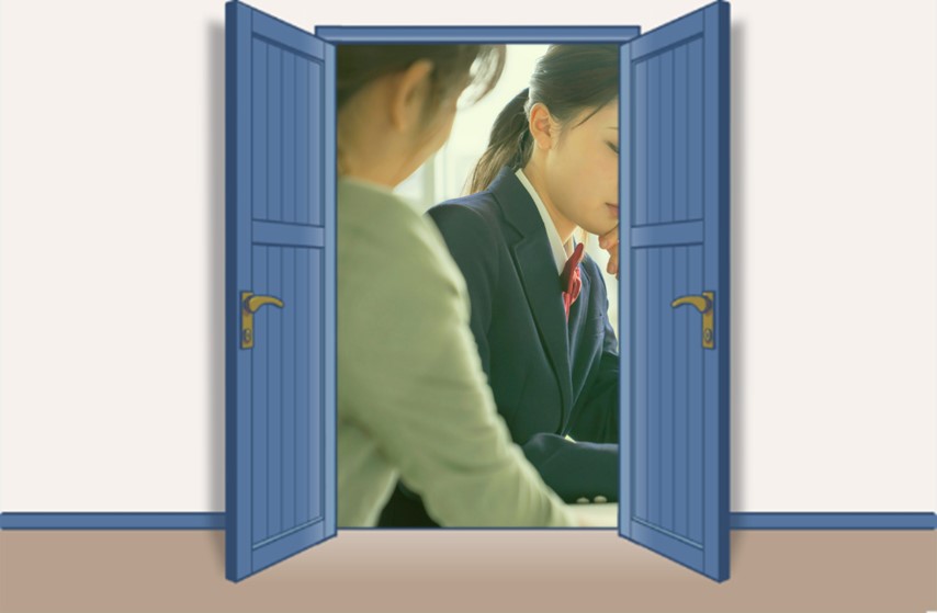 イメージ:学習塾の塾講師として働く30代女性